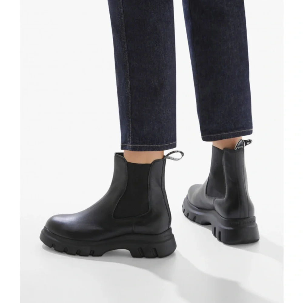 VOILE BLANCHE TWILLY CHELSEA
Leather Boots in Black - Picture 2 of 16